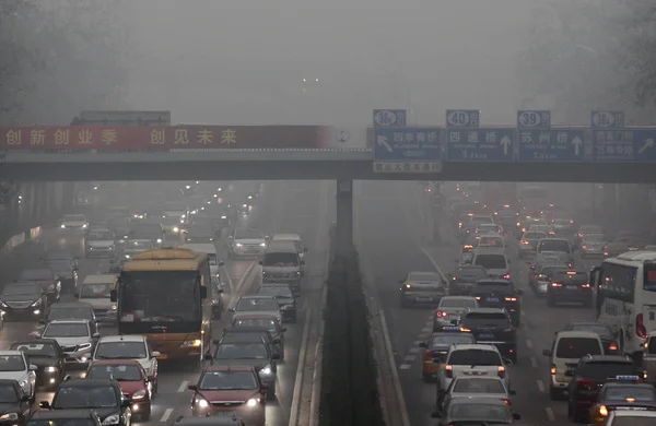 Masas Vehículos Mueven Lentamente Durante Atasco Tráfico Smog Pesado Beijing —  Fotos de Stock