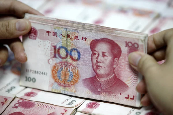 Impiegato Cinese Conta Banconote Rmb Renminbi Yuan Una Banca Nella — Foto Stock