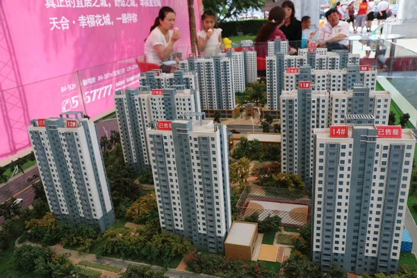 2015年5月25日 在中国中部河南省许昌市举行的房地产博览会上 中国购房者查看了一个住宅项目的住房模型 — 图库照片