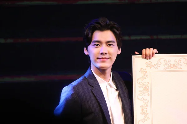 Chinese Actor Yifeng Poses Press Conference His New Movie Fall — Stock Photo, Image