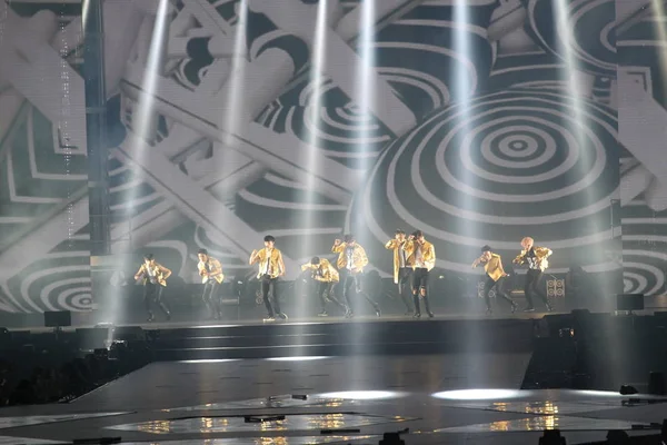 Miembros Del Grupo Chicos Surcoreano Chino Exo Actúan Durante Concierto — Foto de Stock