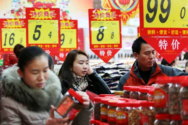 Clientes Compran Bocadillos Supermercado Ciudad Huaibei Provincia Anhui Este China —  Fotos de Stock