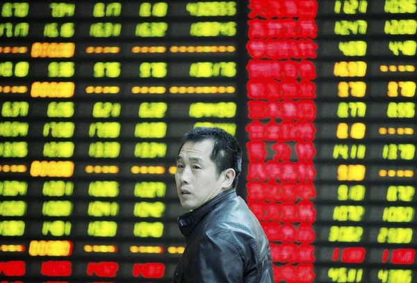 Kínai Befektetők Elsétál Egy Kijelző Mutatja Piros Rising Zöld Alá — Stock Fotó