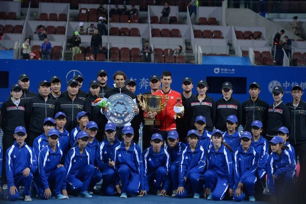 優勝者ノバク ジョコビッチ セルビア センター右 および次点者 中央左のスペインのラファエル ナダル 男子シングルス決勝の北京 Octo 2015 — ストック写真