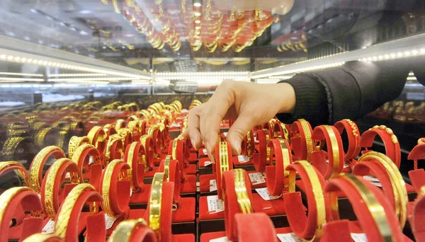 Китайский Клерк Настраивает Золотые Браслеты Ювелирном Магазине Городе Линьань Провинция — стоковое фото