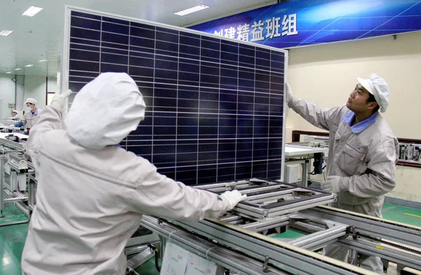 Čínští Dělníci Kontrolují Solární Panel Továrně Šanghaj Šen Čou Nový — Stock fotografie