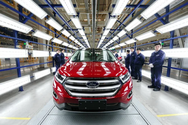 Trabalhadores Chineses Assistir Ford Suvs Passando Pela Linha Montagem Fábrica — Fotografia de Stock