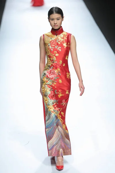 Bir Modeli Yeni Bir Yaratım Royal Goldthread Defilede Shanghai Moda — Stok fotoğraf