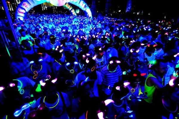 Jovens Chineses Vestindo Decorações Iluminadas Participam Desfile Noturno Para Comemorar — Fotografia de Stock