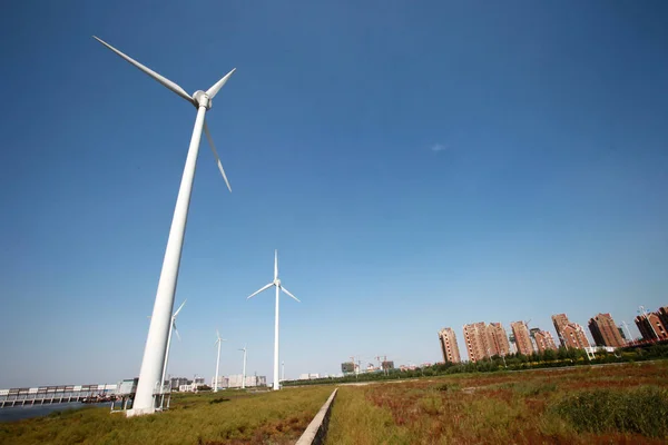 2012年9月17日中国 天津市濱海新区天津市で風力発電機が始動 — ストック写真