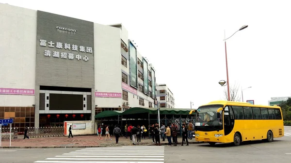 Trabalhadores Migrantes Chineses Chegam Centro Recrutamento Grupo Foxconn Cidade Shenzhen — Fotografia de Stock