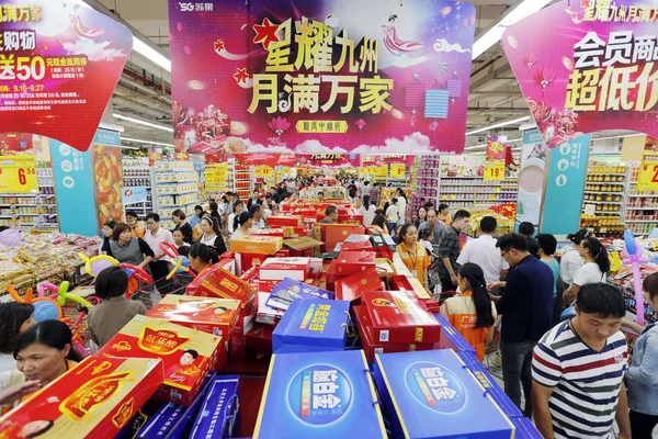 Chińskich Klientów Zakupy Supermarkecie Mieście Lianyungang Wschodnia Chiny Prowincji Jiangsu — Zdjęcie stockowe