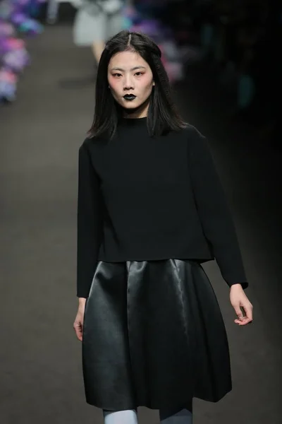 Bir Modeli Yeni Bir Yaratım Wenjun Defile Tarafından Shanghai Moda — Stok fotoğraf