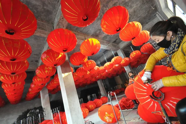 Kínai Munkavállaló Teszi Lámpák Hogy Üdvözli Kínai Holdújév Lámpa Workshop — Stock Fotó