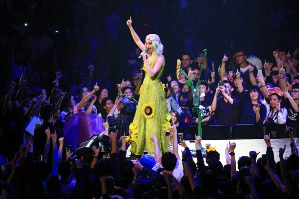 アメリカの歌手ケイティ ペリー実行彼女のプリズムで世界ツアー 21April の上海コンサートで 2015 — ストック写真