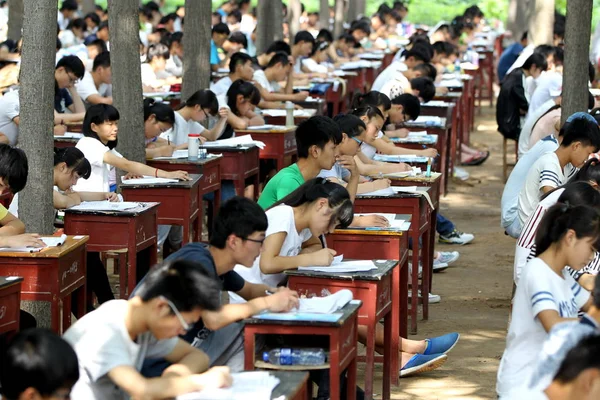 2015年7月3日 丰丘第一中学的学生在中国中部河南省新乡市校园附近的林地参加期末考试 — 图库照片