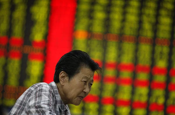 Стурбований Китайський Інвестора Зображений Перед Екраном Відображення Цін Акцій Червоний — стокове фото