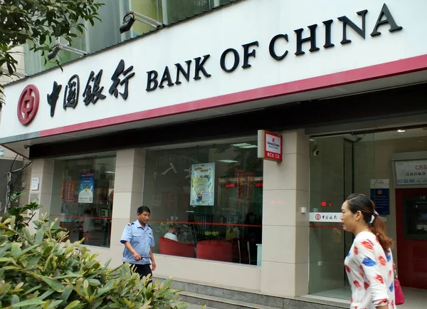 Fotgängare Förbi Gren Bank China Boc Yichang City Central Kinas — Stockfoto