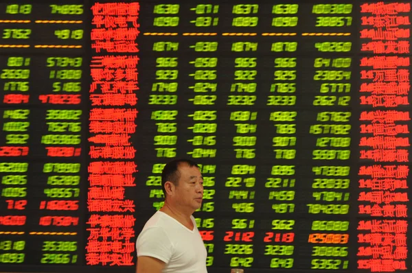 Kínai Befektetők Elsétál Egy Képernyő Bemutatás Piros Rising Zöld Alá — Stock Fotó