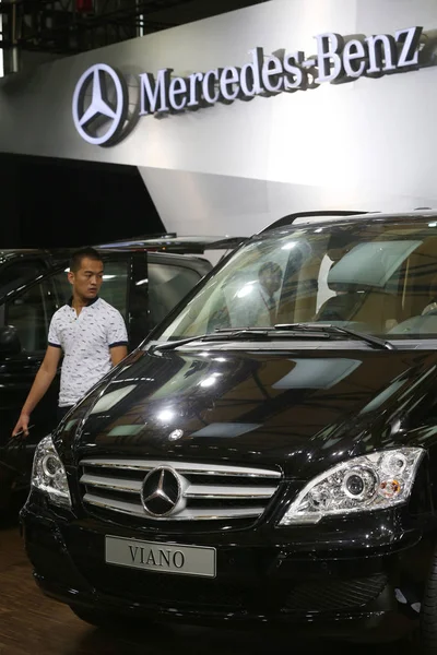 Visitante Passa Por Mercedes Benz Viano Durante Exposição Automotiva Internacional — Fotografia de Stock