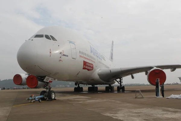 在第十届中国国际航空航天展览会 又名2014年中国航空展 在中国南方广东省珠海市 一架空客 A380 大型客机在珠海金湾机场降落后出现 — 图库照片