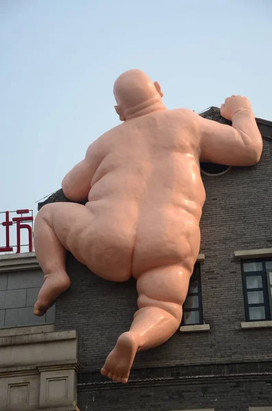 Una Las Dos Esculturas Desnudas Azotea Una Casa Ciudad Jinan — Foto de Stock