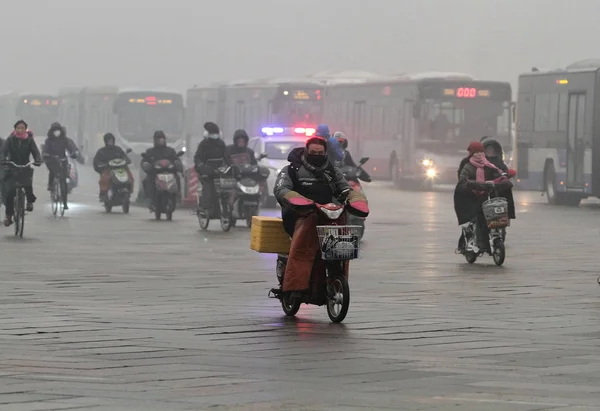 Ciclistas Autobuses Pasan Por Plaza Tiananmen Pleno Smog Beijing China — Foto de Stock