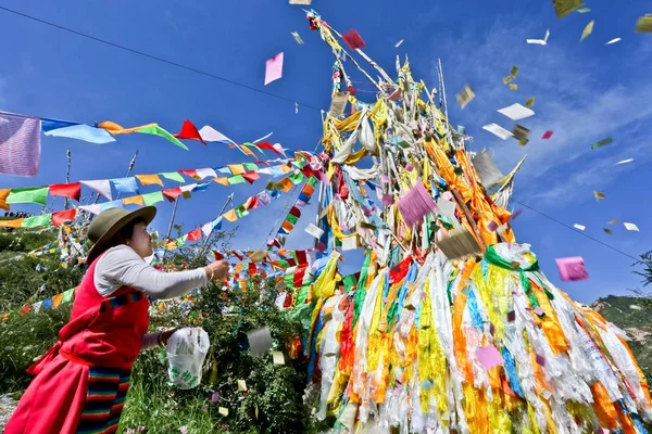 Uma Mulher Tibetana Adora Bandeiras Oração Durante Festival Sunning Buddha — Fotografia de Stock