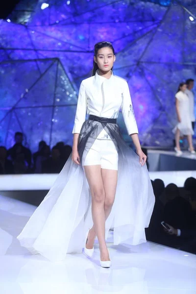 Modelo Muestra Una Nueva Creación Heaven Gaia Xiong Ying High — Foto de Stock