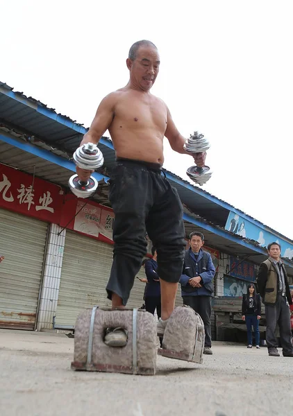 Китайська Людина Хуан Baoquan Проведення Пара Гантелі Прогулянки Парою Кам — стокове фото