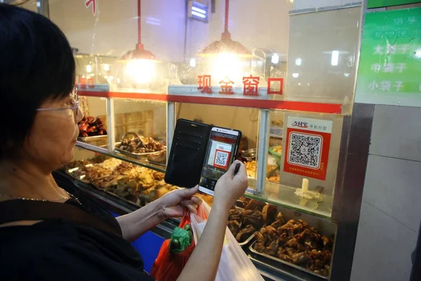 Chinese Customer Scans Code Mobile Payment Service Alipay Alibaba Group — Stock Photo, Image