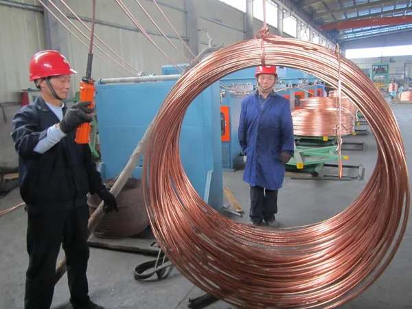 File Trabajador Chino Levanta Bobinas Tubos Cobre Una Planta Productos — Foto de Stock