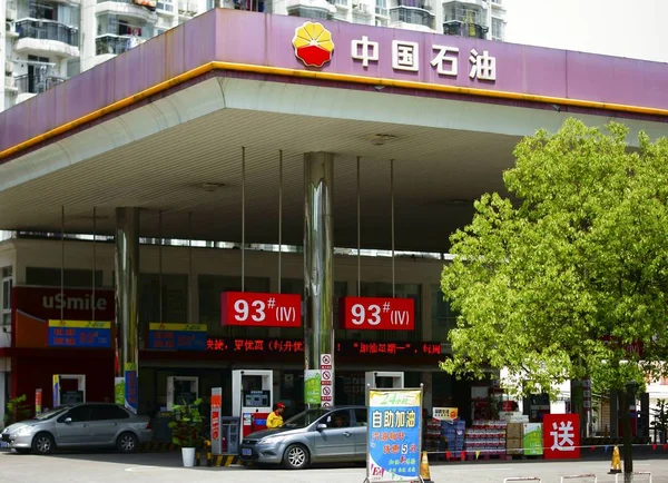 Automóviles Están Siendo Repostados Una Gasolinera Petrochina Una Subsidiaria Cnpc —  Fotos de Stock