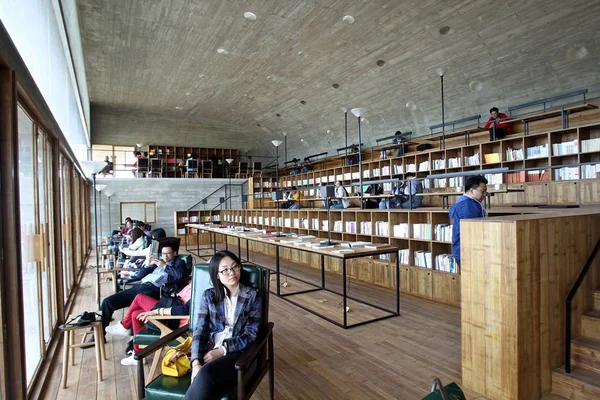 Los Lectores Ven Una Biblioteca Aislada Que Encuentra Cientos Metros —  Fotos de Stock