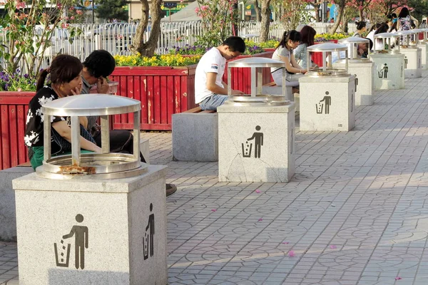 People Rest Benches Next Trash Bins Lined Sidewalk City Northwest — Stock Photo, Image