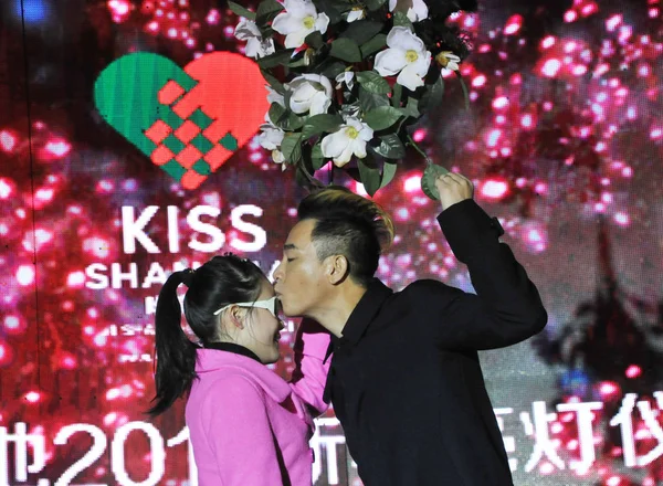 Hong Kong Sänger Und Schauspieler Jordan Chan Rechts Küsst Ein — Stockfoto