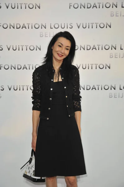 香港の女優マギー チャンが財団のルイ ヴィトンの を超えてプログラム展北京 2015 日中にポーズします — ストック写真