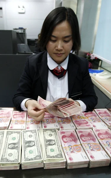 Empleado Chino Cuenta Los Billetes Dólar Estadounidense Yuan Rmb Renminbi — Foto de Stock