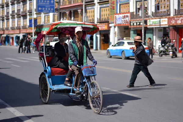 Місцеві Людина Їде Триколісний Велосипед Дорозі Лхасі Тибетської Області Китаю — стокове фото