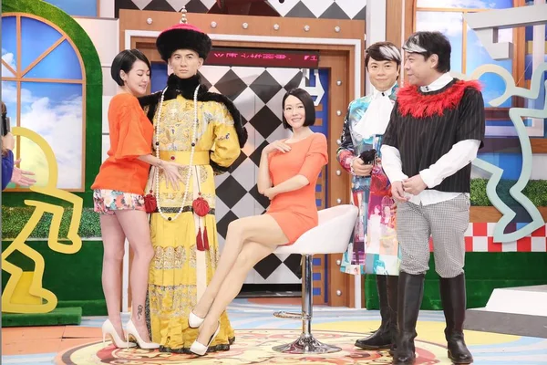 Taiwanese Host Kevin Tsai Gelijk Kijkt Gastvrouw Dee Hsu Links — Stockfoto