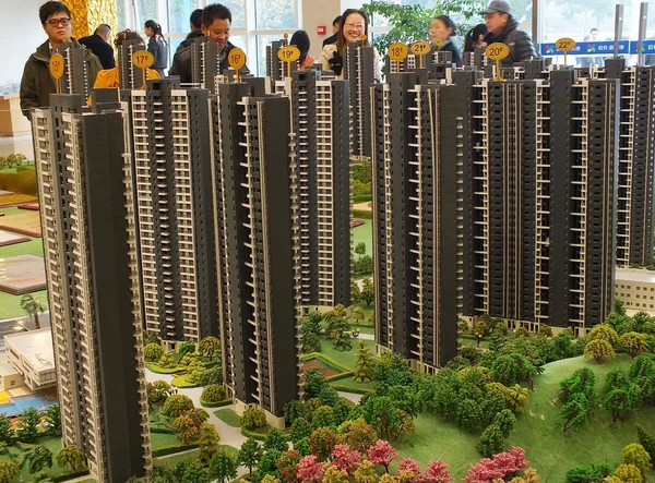 2015年11月14日 在中国中部湖北省宜昌市举行的房地产博览会上 中国购房者关注住宅项目的住房模式 — 图库照片