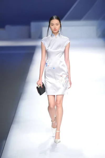 モデルは 2015 中国の北京で中国ロンドンファッションウィークの春 2016 年の間に中国デザイナー Tingnan Garywat ファッションショーで新しい創造を表示します — ストック写真