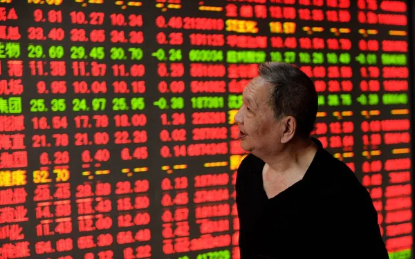 2015年5月22日 中国东部浙江省杭州市一家股票经纪公司的股价 价格上涨为红色 价格下跌为绿色 — 图库照片