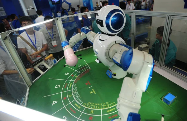 Casino Dealer Robot Displeji Během Čína Mezinárodní Zařízení Vyrábějící Výstavy — Stock fotografie