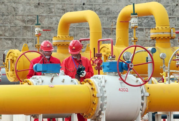 Técnicos Chinos Petrochina Kunlun Gas Ltd Revisan Válvulas Tuberías Una — Foto de Stock