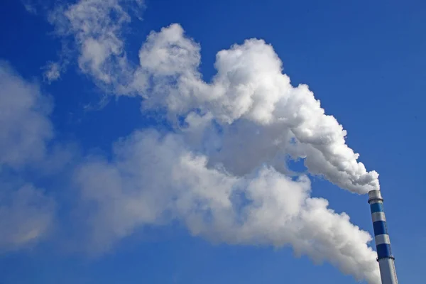 2014年11月24日 中国东北吉林省吉林市一家燃煤电厂的烟囱冒出浓烟 — 图库照片
