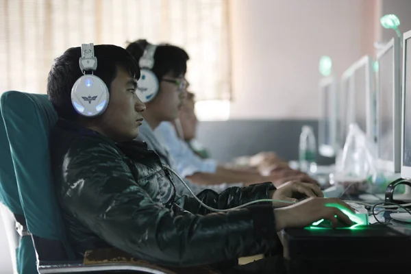 Jovens Internautas Chineses Jogam Jogos Online Navegam Internet Café Cidade — Fotografia de Stock