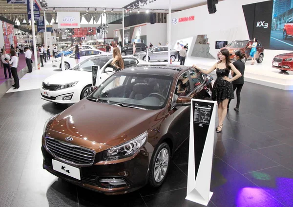 Modelos Posar Com Carros Kia Exposição Durante Show Automóveis Cidade — Fotografia de Stock