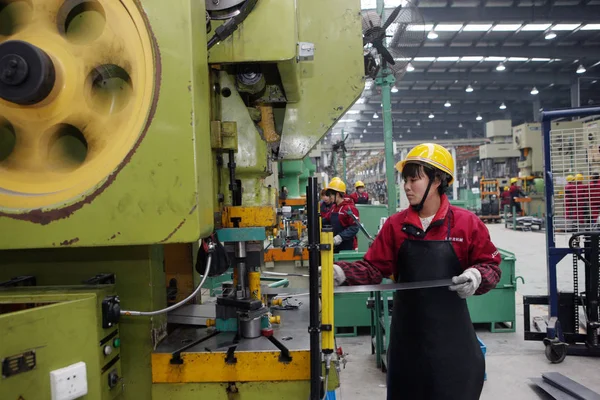 Trabajadoras Chinas Forjan Presionan Tableros Acero Una Fábrica Condado Mengcheng —  Fotos de Stock