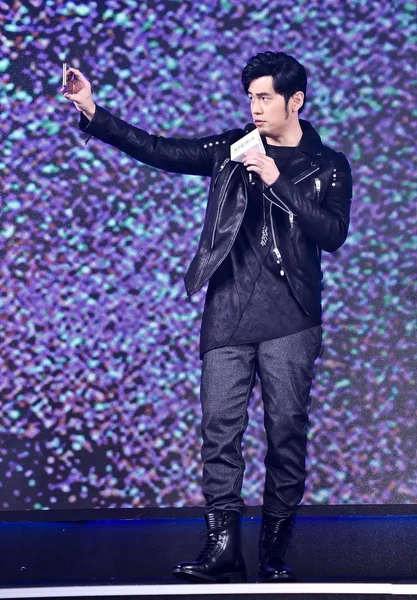 Chanteur Taïwanais Jay Chou Prend Des Selfies Avec Smartphone Sony — Photo